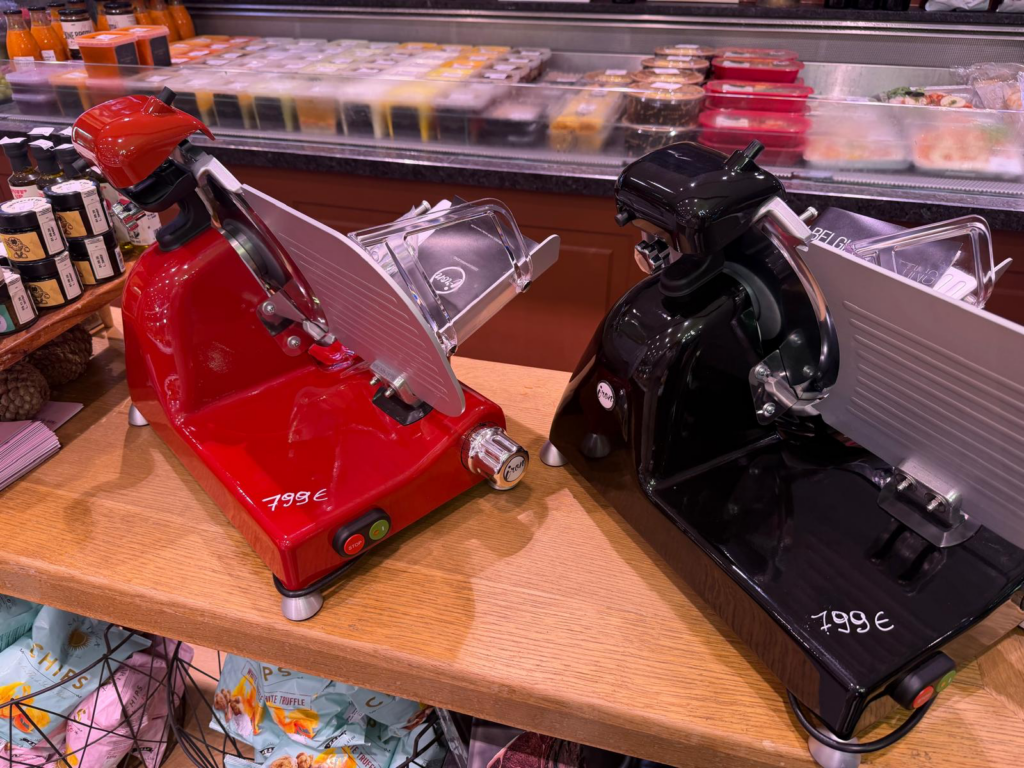 Rode en zwarte snijmachine in de Butcher's Store in Hove