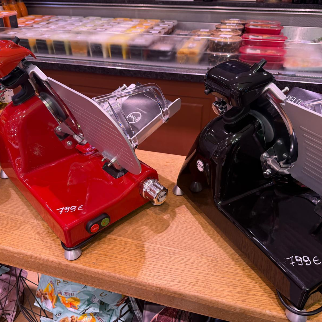 Rode en zwarte snijmachine in de Butcher's Store in Hove